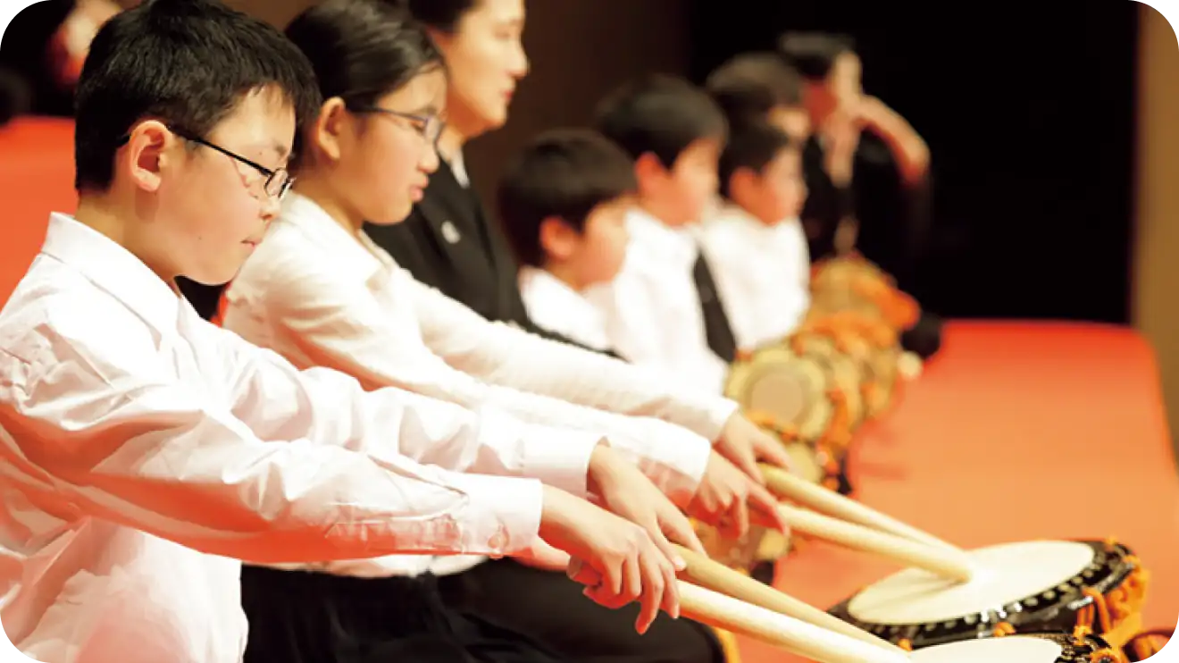 太鼓を練習している様子