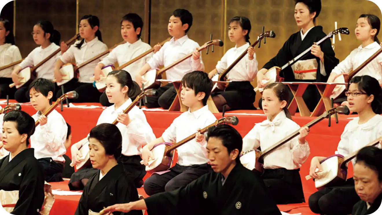 三味線を練習している様子