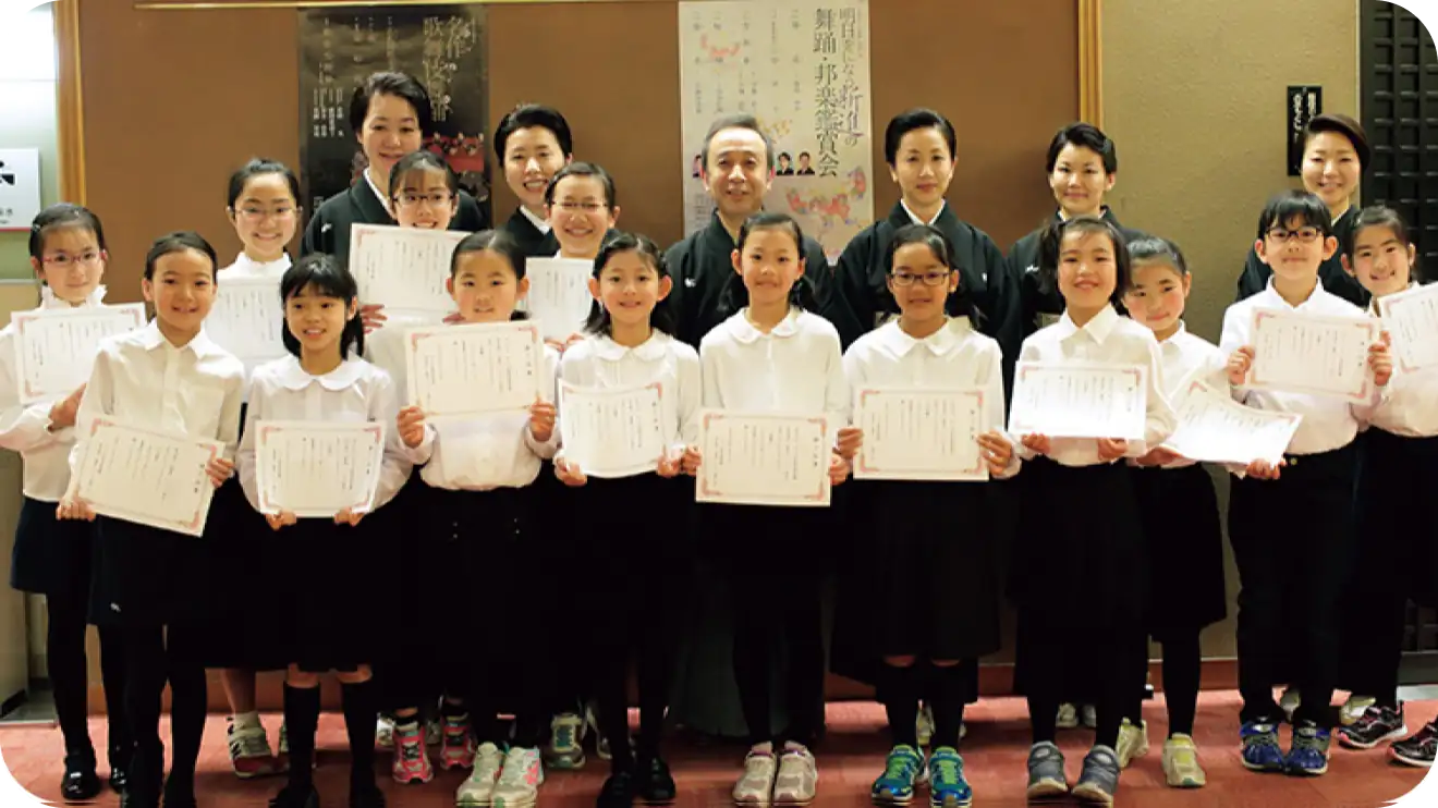 賞状を持って記念撮影の様子