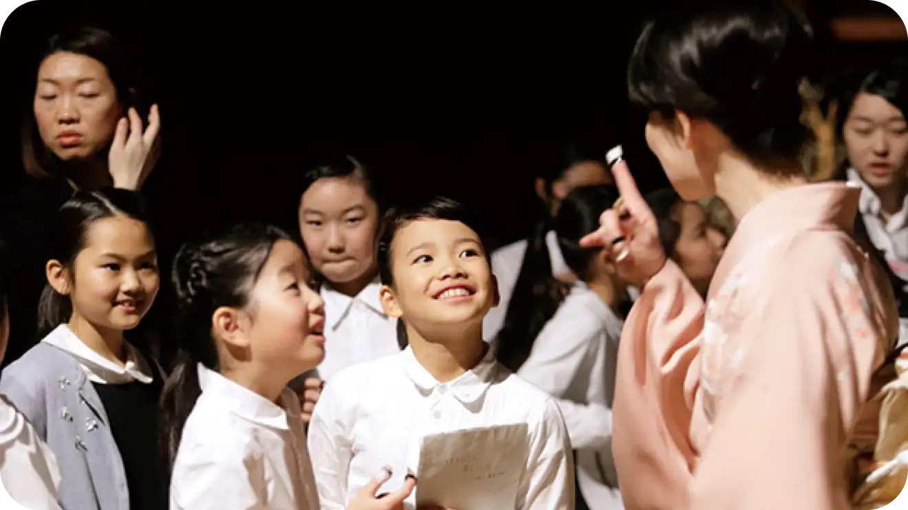 先生が生徒に指導している様子