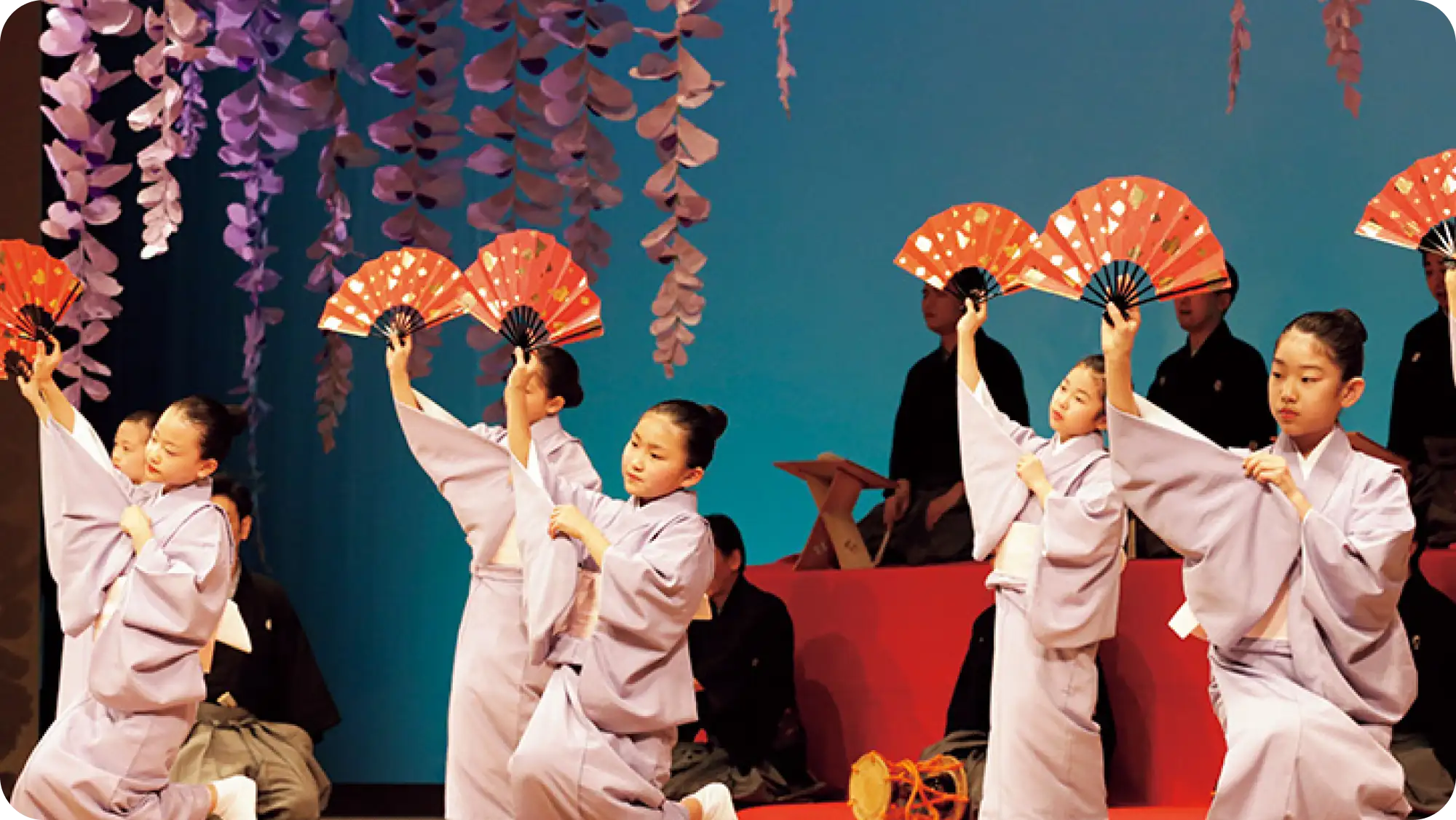 女の子が扇子を振りながら踊りを披露