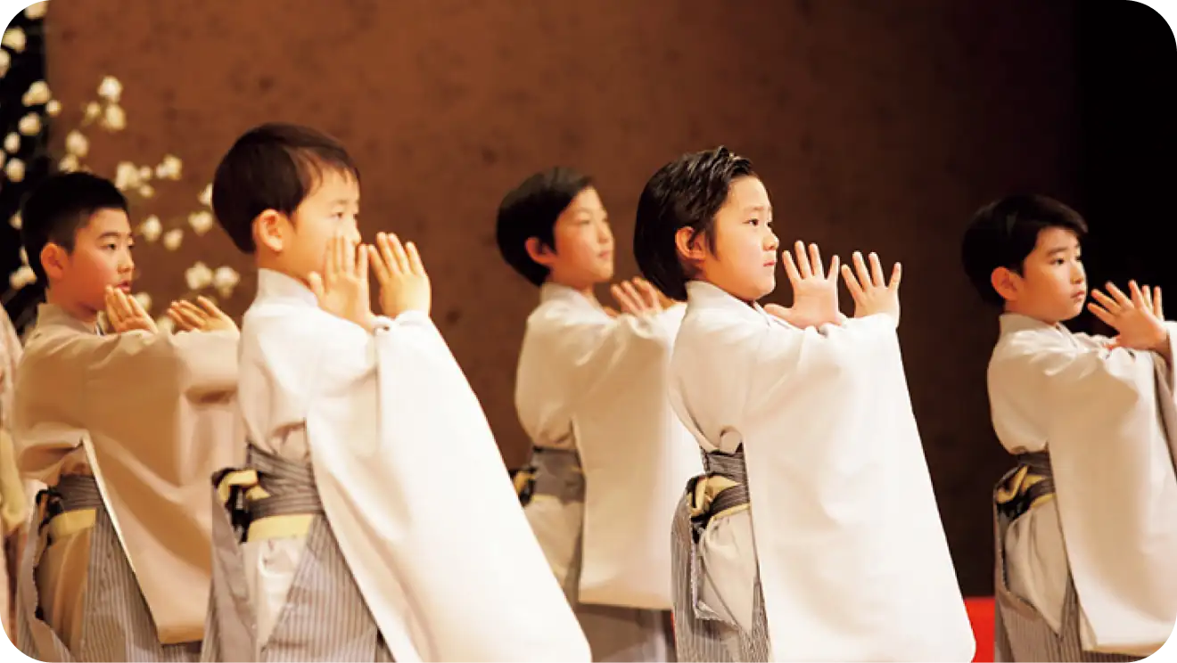 男の子も手を顔の前に出しながら踊りを披露