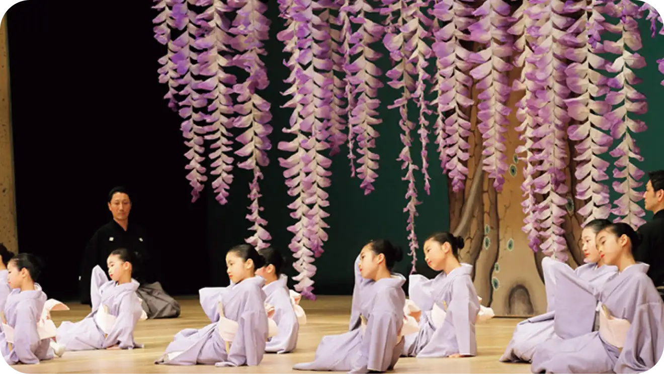 舞台後ろで先生に見守られながら披露