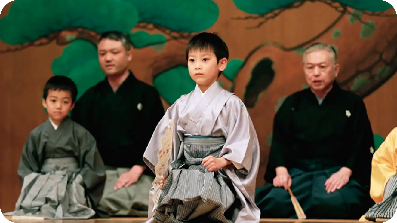 子供が舞台の最前列に立つ様子